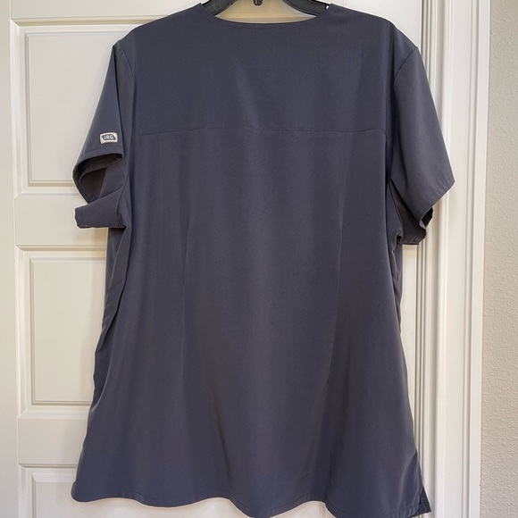 ELEVATE by IRG Scrubs (3 pieces) - Picture 9 of 9